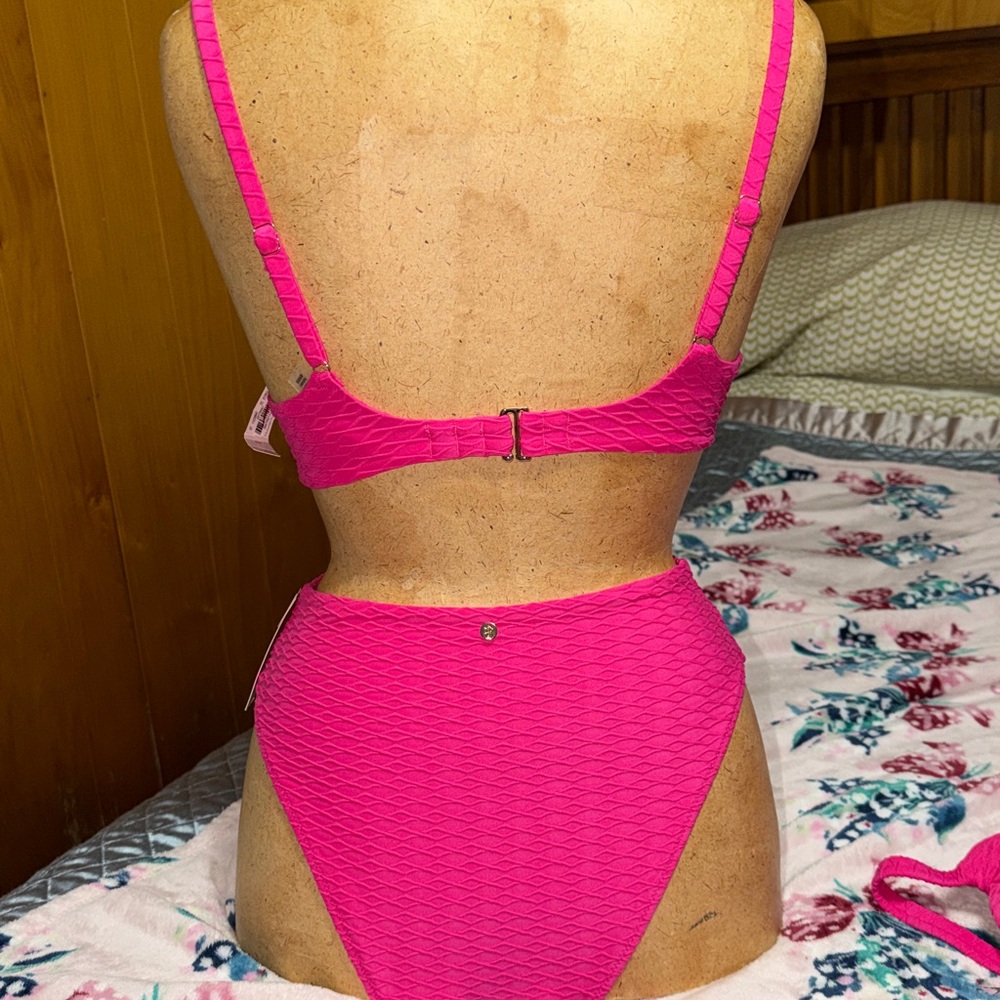 Victoria's Secret Swim 
Twist Push
Up Bikini Top &
High Waisted 
Bikini Bottoms - Picture 2 of 10